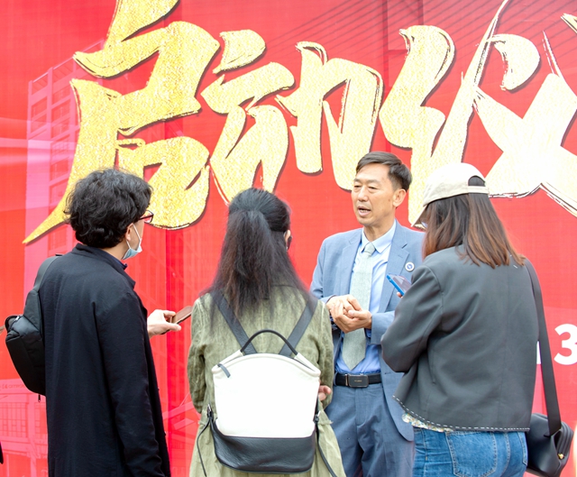 6、学校校长杨经元接受媒体采访.jpg 6、学校校长杨经元接受媒体采访.jpg