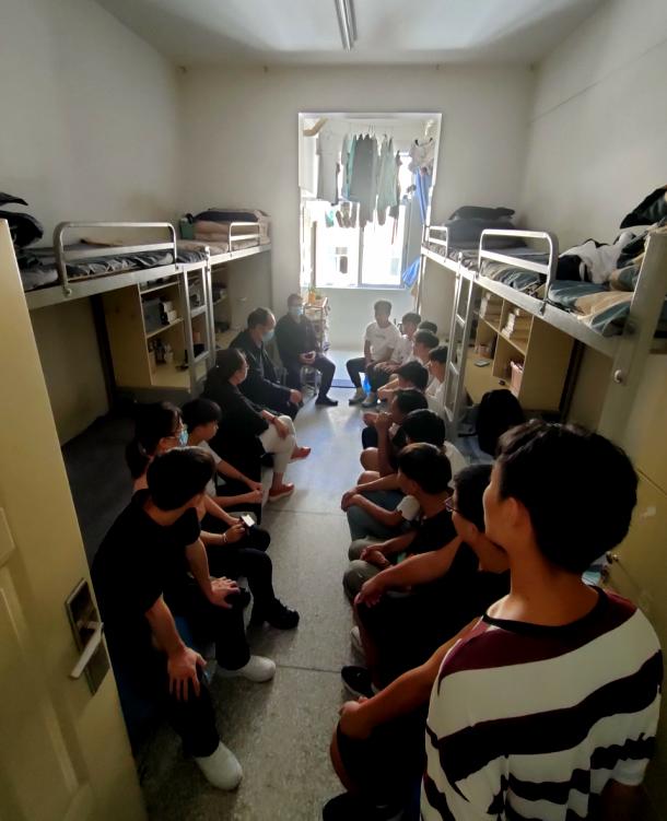 何跃华深入学生宿舍看望慰问学生(3改)(1)484.png 何跃华深入学生宿舍看望慰问学生(3改)(1)484.png