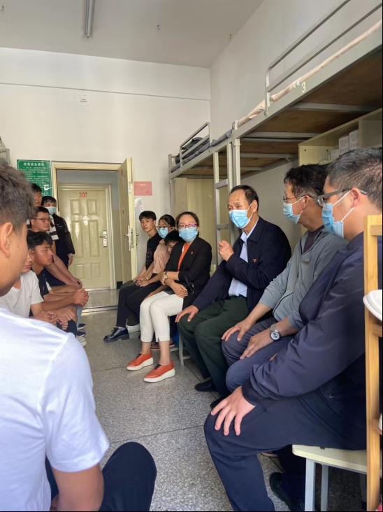 何跃华深入学生宿舍看望慰问学生(3改)(1)486.png 何跃华深入学生宿舍看望慰问学生(3改)(1)486.png