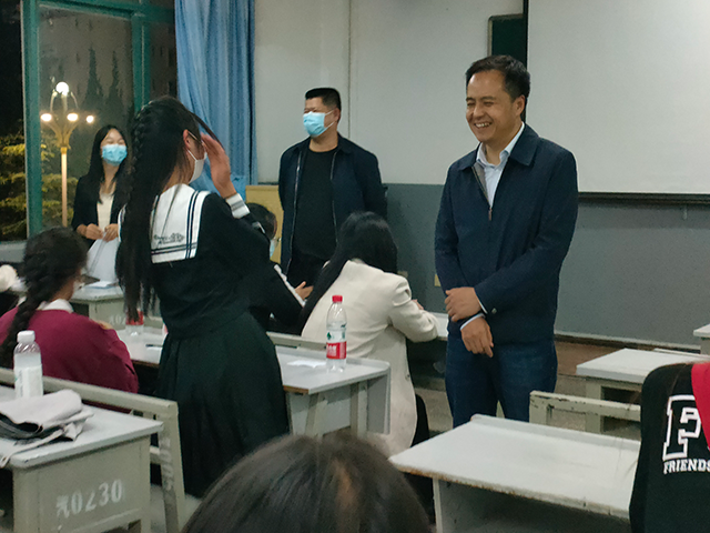 高副校长与同学亲切交谈.png