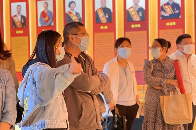 听讲解_副本.jpg 听讲解_副本.jpg