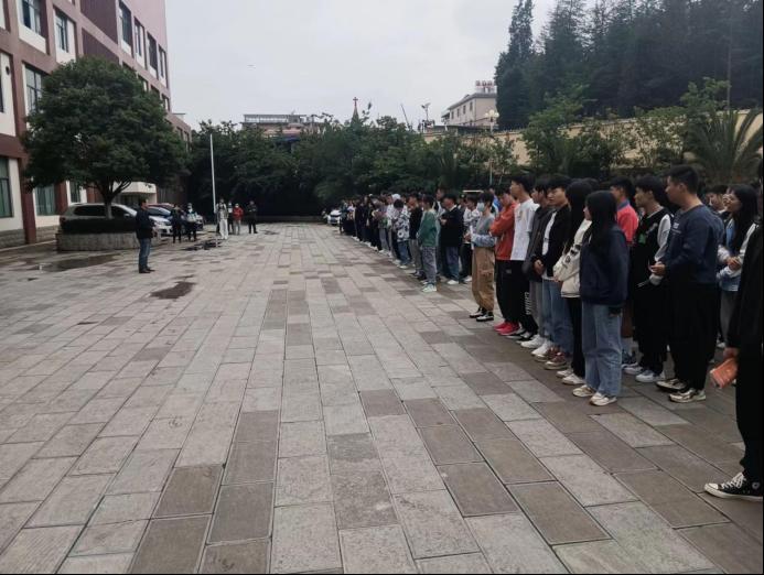 公路学院(系)开展消防应急疏散演练463.png 公路学院(系)开展消防应急疏散演练463.png
