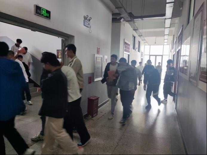 公路学院(系)开展消防应急疏散演练454.png 公路学院(系)开展消防应急疏散演练454.png