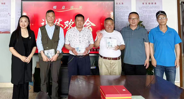 欢送三位退休老师.jpg 欢送三位退休老师.jpg