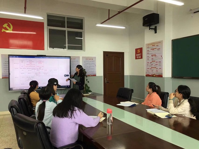 优秀老教师指导新教师.jpg 优秀老教师指导新教师.jpg