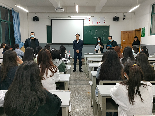 高副校长与公管学院教师看望2022级新生.png